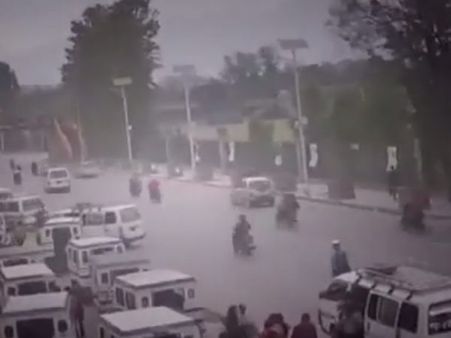 நேபாளம்: மலையென இடிபாடுகள்,... விடாத மழை... அதிர வைக்கும் நிலநடுக்க வீடியோ காட்சி!!