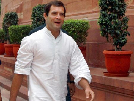 நேபாள தூதரக வருகைப் பதிவேட்டில் செல்போனைப் பார்த்து காப்பியடித்து 'இரங்கல்' எழுதிய ராகுல்!