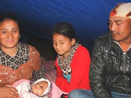 நேபாள நிலநடுக்கம்: 22 மணி நேரம் கழித்து உயிருடன் மீட்கப்பட்ட 4 மாத சிசு குடும்பத்துடன் சேர்ப்பு