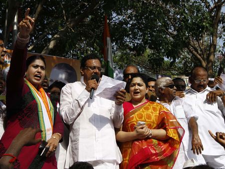 ஊழல் அமைச்சர்கள் மீது நடவடிக்கை - ஆளுநரிடம் ஈ.வி.கே.எஸ் இளங்கோவன் தலைமையில் காங். தலைவர்கள் மனு!!