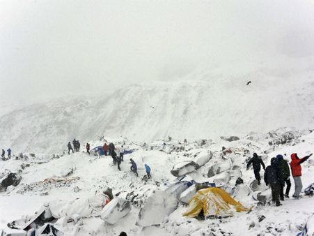 நேபாள நிலநடுக்கத்தால் சற்றே உயரம் குறைந்த எவரெஸ்ட் சிகரம்