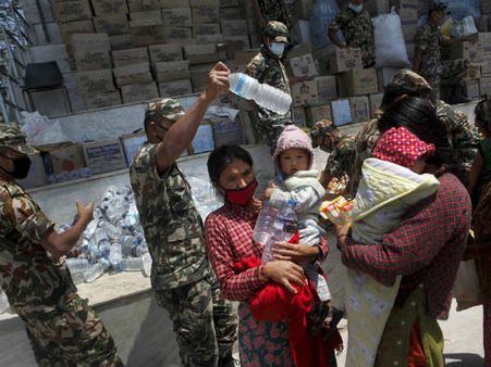 தயவு செய்து பழைய துணிகளை அனுப்பாதீர்கள்: இந்தியாவுக்கு நேபாளம் வேண்டுகோள்