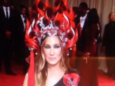 ரிஹானா கவுனில் ஆம்லெட் போட்டு.. சாரா தலையில் தீயை வைத்து.. நெட்டிசன்கள் அட்டகாசம்!