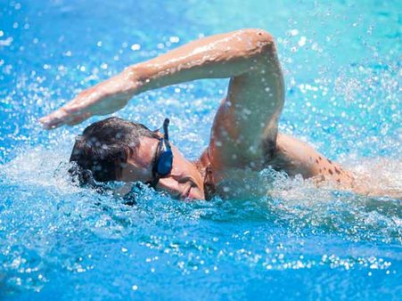 துபாயில் தொழிலாளர்களுக்கு நடைபெற்ற நீச்சல் போட்டி