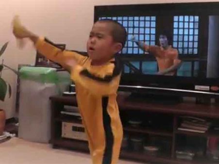 புரூஸ் லீ போலவே 