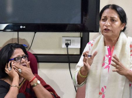 “ராவண்” குமார் விஸ்வாசுக்கு ஆதரவு.. மகளிர் ஆணைய பெண் உறுப்பினர் ராஜினாமா!