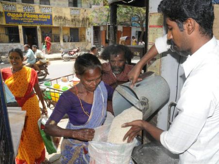கலப்பட ரேசன் அரிசி.. கடைக்காரர்களிடம் வாக்குவாதத்தில் குதித்த பெண்கள்!