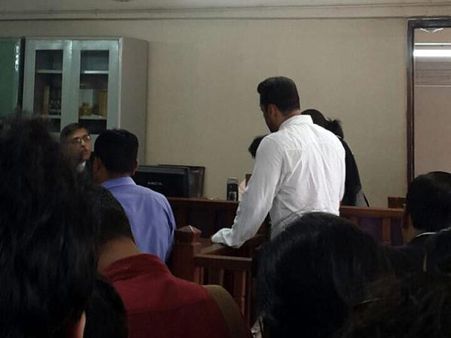 கார் விபத்து வழக்கு தீர்ப்பு: நீதிமன்றத்தில் கதறி அழுத சல்மான்கான்