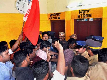 துடுப்பால் அடித்த 