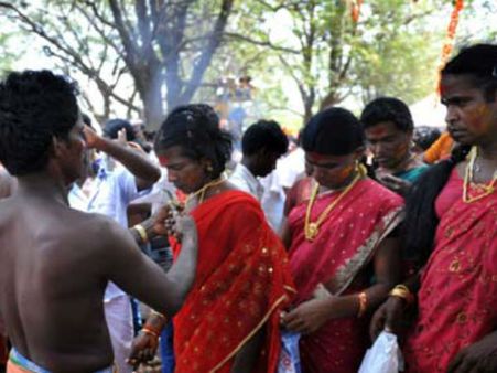 அதிகரிக்கும் பாலியல் வக்கிரங்கள்.. கூவாகத்தில் குறையும் அரவாணிகள் கூட்டம்!