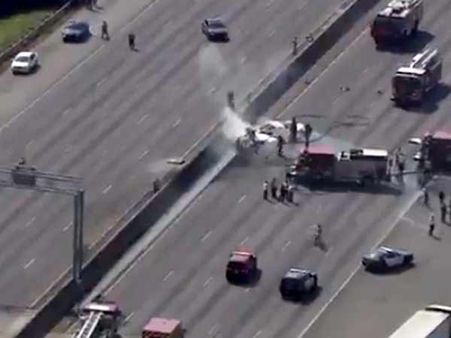 அமெரிக்காவின் பரபரப்பான சாலையில் விமானம் விழுந்து 4 பேர் பலி