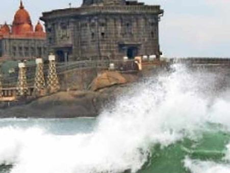 குமரிக்கடலில் கடல் சீற்றம் அதிகரிப்பால் படகுப் போக்குவரத்து நிறுத்தம்- சுற்றுலாப் பயணிகள் ஏமாற்றம்