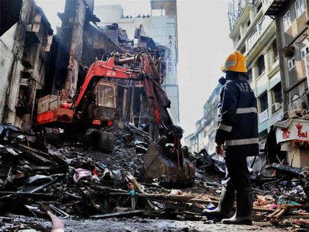 தீயை அணைக்கப் போய் கட்டிட இடிபாட்டில் சிக்கிப் பலியான 2 தீயணைப்பு வீரர்கள்!