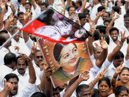 சென்னையில் ஜெ. வெற்றியைக் கொண்டாடிய அதிமுக தொண்டர் மின்சாரம் தாக்கி பலி