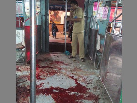 கொல்கத்தா ஓடும் மின்சார ரயிலில் கையெறிகுண்டு வீச்சு- 17 பேர் படுகாயம்