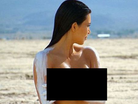 பாலைவனத்தில் ஒரு பரபரப்பு 'ஸ்டிரிப்'... அனல் பரப்பும் கிம்!