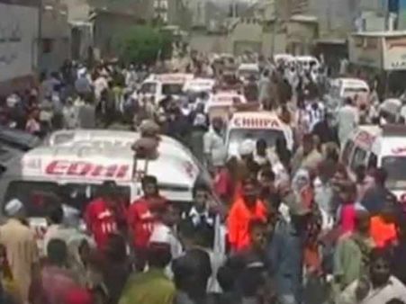 கராச்சியில் ஓடும் பேருந்தில் தீவிரவாதிகள் காட்டுமிரண்டித்தனமாக துப்பாக்கிச் சூடு- 41 பயணிகள் பலி!!