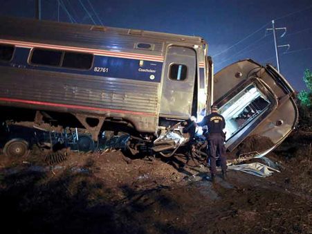 நியூயார்க் டூ பிலடெல்பியா ரயில் கவிழ்ந்ததில் 5 பேர் பலி... 50 பேர் படுகாயம்