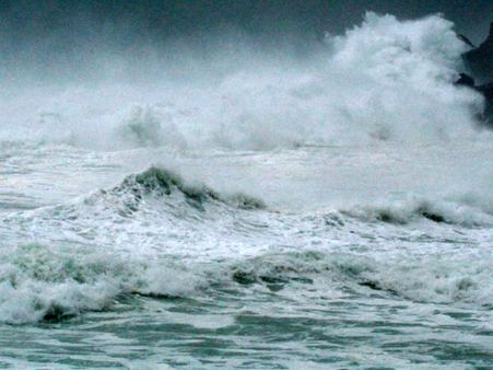 சென்னை கோவளத்தில் கடல் சீற்றம் – கடல் நீர் ஊருக்குள் புகுந்ததால் மக்கள் பீதி