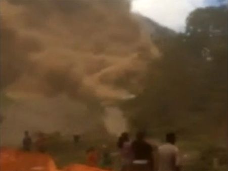 கிடுகிடுவென ஆடிய பூமி... மளமளவென சரிந்த மலை... திக் திக் பூகம்ப வீடியோ!