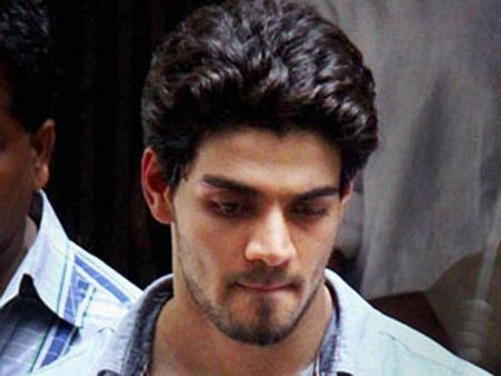 நடிகை ஜியா கான் மரணம்: நடிகர்கள் ஆதித்யா, சூரஜ் வீடுகளில் சிபிஐ அதிரடி சோதனை