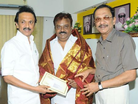 'கேப்டன்' விஜயகாந்தை சந்தித்த 'தளபதி' ஸ்டாலின்… அரசியல் பேசவில்லையாம்!