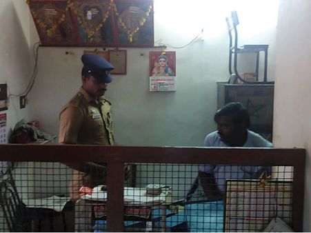 அடகுக் கடை ஜன்னலை உடைத்து 250 பவுன் நகைகள் அபேஸ்... கரூரில் அட்டகாசம்