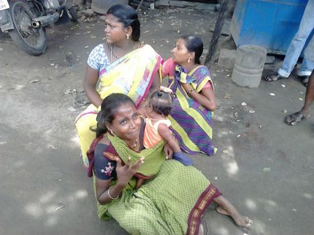 கைக்குழந்தைகளுடன் பிச்சை... திருச்சியில் 7 பெண்கள் கைது - வாடகைக் குழந்தைகளா என போலீஸ் விசாரணை