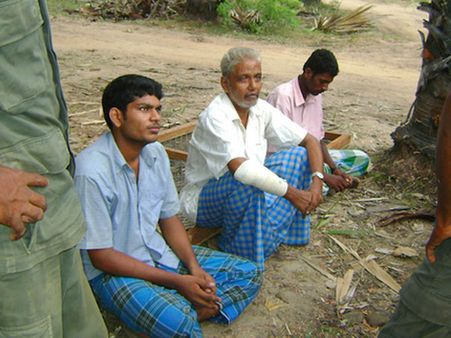 சிங்கள ராணுவத்தின் பிடியில் மகனுடன் புலிகளின் மூத்த தலைவர் பாலகுமாரன் - புதிய படம் வெளியானது!