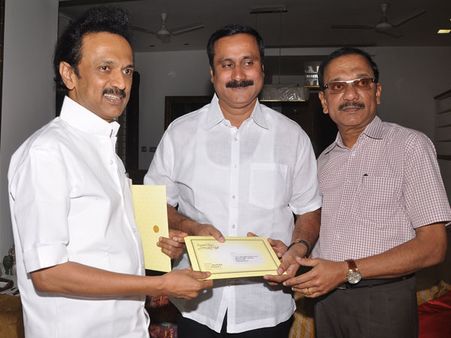 அறிக்கைப் போருக்கு மத்தியில் அழைப்பிதழுடன் வந்த ஸ்டாலின்.. 'அன்பு'டன் வரவேற்ற 'மணி'!