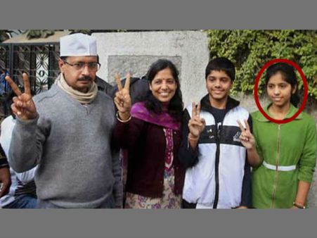 லஞ்சம் கொடுத்த கெஜ்ரிவால் மகள் மீது நடவடிக்கை எடுங்கள்: முன்னாள் ஐஏஎஸ் அதிகாரி