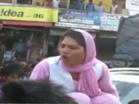 கண்ணடித்த சமாஜ்வாடி பிரமுகரின் பாடிகார்ட்... கார் கண்ணாடியை உடைத்து மன்னிப்பு கேட்கச் சொன்ன பெண்!