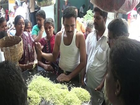 தொடர் மழையால் பூ விளைச்சல் பாதிப்பு... 5 மடங்கு விலை உயர்வு!