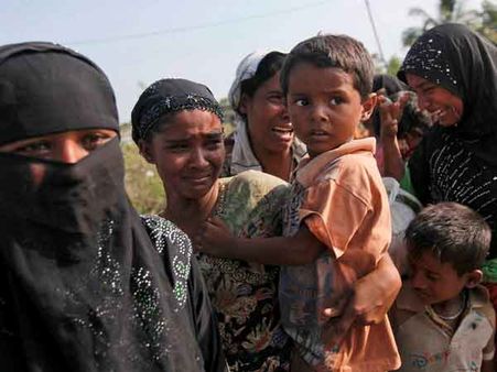 கடலில் தத்தளிக்கும் 7000 முஸ்லீ்ம்களுக்கும் தற்காலிக அடைக்கலம்: மலேசியா, இந்தோனேசியா முடிவு!