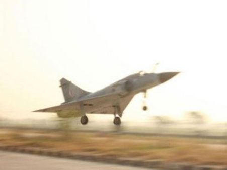 ஆக்ரா அருகே நடு ரோட்டில் இறங்கிய போர் விமானம்.. 