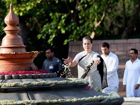 ராஜீவ் காந்தி நினைவு தினம்: வீர் பூமியில் சோனியா, ராகுல், பிரியங்கா அஞ்சலி