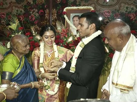 தயாரிப்பாளர் மகளை மணக்கிறார் 