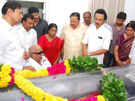 கருணாநிதியின் சகோதரி சண்முகசுந்தரத்தம்மாள் உடல் தகனம்! நல்லகண்ணு, வாசன், திருமா அஞ்சலி!!