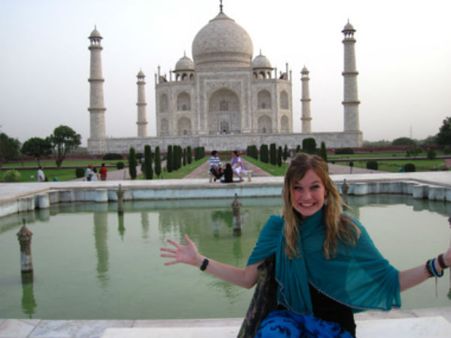 மும்பையில் யு.கே. பெண்ணைப் பார்த்து சுயஇன்பம் அனுபவித்த நபர்: மன்னிப்பு கேட்ட இந்திய குடிமகன்கள்