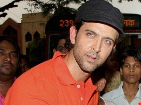 என்னாது இந்தியாவுக்கு சுதந்திரம் கிடைச்சிருச்சா?: ரித்திக் ரோஷனை கிண்டல் செய்யும் ரசிகர்கள்