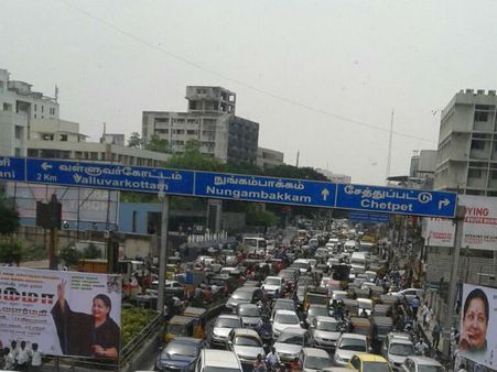 திமுதிமுவென குவிந்த அதிமுகவினர்... டிராபிக் ஜாமில் சிக்கி ஸ்தம்பித்த சென்னை