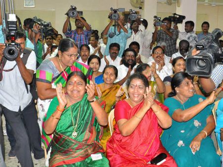 அவ்வை சண்முகம் சாலையை அதிர வைத்த அதிமுக எம்.எல்.ஏக்களின் கைத்தட்டல்...!