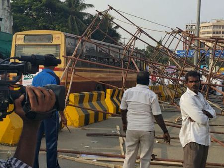 அமைச்சர் ரமணா வைத்த ராட்சச ஜெயலலிதா பேனர் பஸ் மீது விழுந்து விபத்து