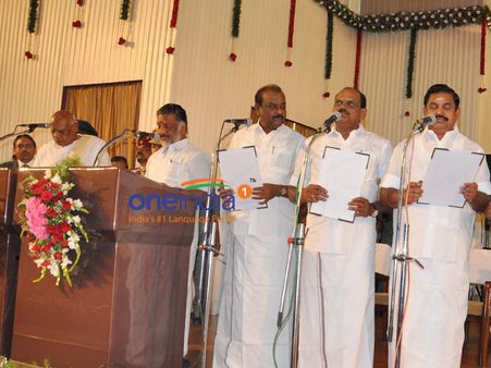 முதல் முறையாக 'கோரசாக' அமைச்சர்கள் பதவியேற்பு! 14,14 பேராக பதவியேற்றனர்!!