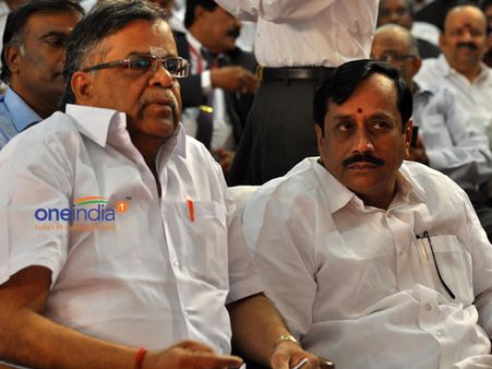 நேற்று அதிமுகவுடன் போட்டி என்று கூறி விட்டு இன்று ஜெ. பதவியேற்பை சிரித்தபடி ரசித்த எச்.ராஜா!