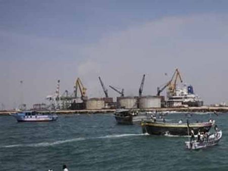 தூத்துக்குடியில் தரை தட்டிய குஜராத் தோணியால் பரபரப்பு