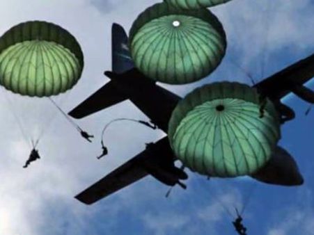 மும்பை ஏர்போர்ட் மீது பறந்தது வைர நிறுவனத்தின் விளம்பர பலூன்கள்: 2 பேர் கைது