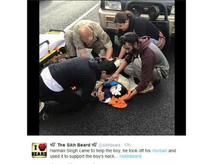 உயிருக்கு முன் மதம் பெரிதில்லை – டர்பனைக் கழற்றி உதவியவருக்கு குவியும் பரிசுகள்