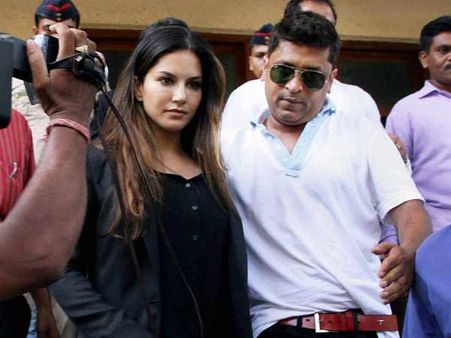 இணையதளத்தில் ஆபாசப்படம்... தானே காவல் நிலையத்தில் சன்னி லியோன் ஆஜர்!