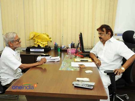 விஜய்காந்தை சந்தித்தார் டிராபிக் ராமசாமி- ஜெ.வை எதிர்த்து பொது வேட்பாளராக ஆதரவு கோரினார்